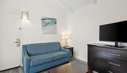 One-Bedroom King Suite with Partial Ocean View - Non-Smoking