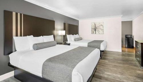 Corner King Room with Two King Beds - Non-Smoking