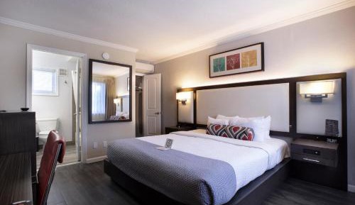 Deluxe King Room - Non-Smoking
