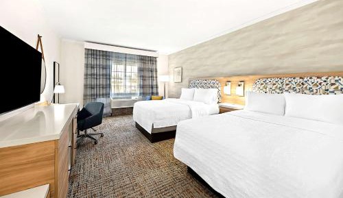 Queen Room with Two Queen Beds and Balcony - Non-Smoking