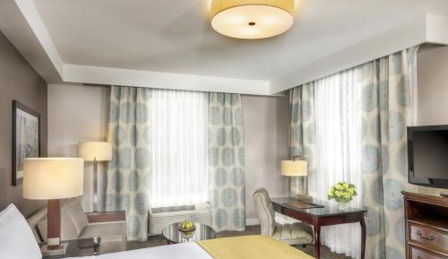 Deluxe Corner King Room