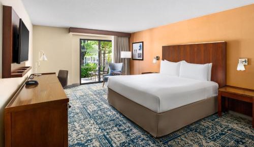 King Room with Pool View - Non-Smoking