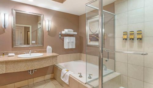 Queen Room with Balcony - Water View