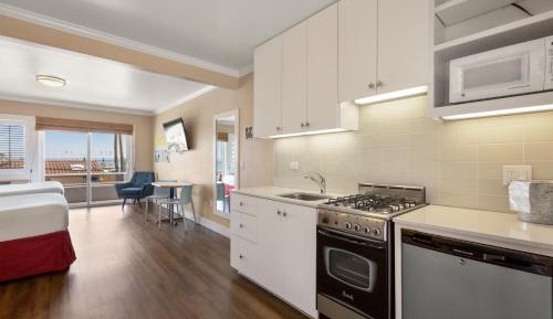 Queen Room with Balcony and kitchen 