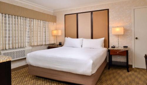 King Room with Roll-in Shower - Disability Access/Non-Smoking
