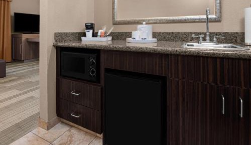 King Studio Suite with Whirlpool - Non-Smoking