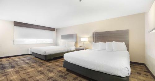 Queen Room with Two Queen Beds and Bath Tub - Disability Access/Non-Smoking 