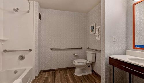 King Room with Accessible Tub - Mobility and Hearing Access/Non-Smoking
