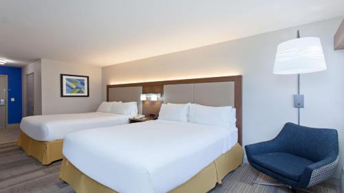 Standard Queen Room with Two Queen Beds and Roll-In Shower - Mobility Access