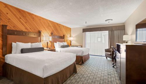 Queen Room with Two Queen Beds with Mountain View