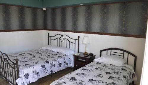 One Queen Bed + Twin Bed Room