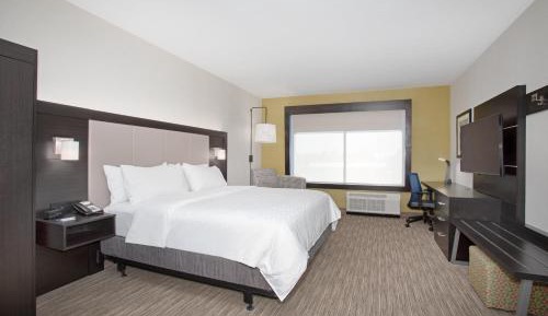King Room with Roll-In Shower - Mobility Access