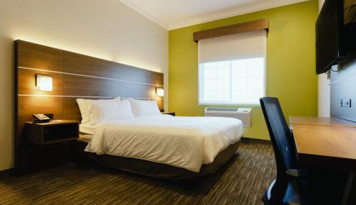 King Room with Roll-In Shower - Disability Access