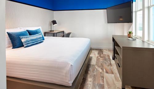Queen Room with Partial Ocean View