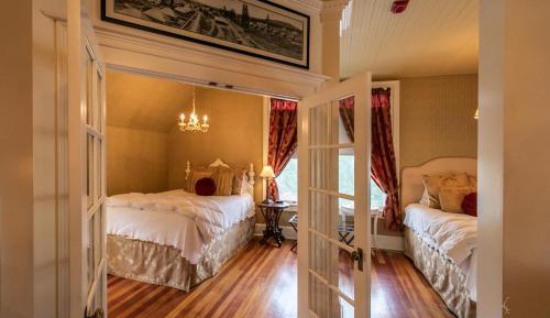 Deluxe Queen Suite