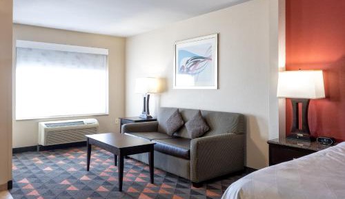 King Suite with Roll-in Shower - Mobility Access