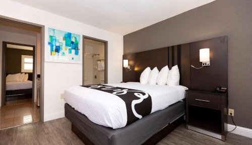 Suite with One Queen and Two Double Beds - Non-Smoking