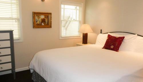 Stephenson 3 - Deluxe Room with Parking