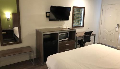 Deluxe Queen Room