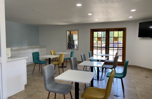 Sumner Hotel | Howard Johnson by Wyndham Portland Airport