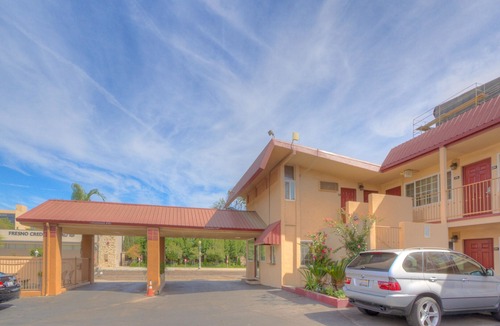 Downtown Hotel | Travelodge by Wyndham Fresno Convention Center Area