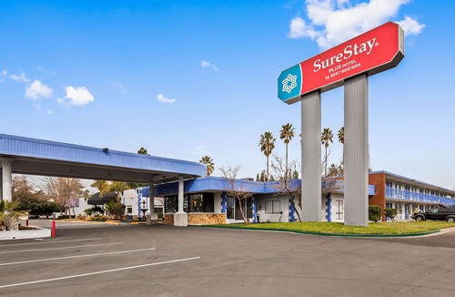 Woodlake Hotel | SureStay Plus Hotel by Best Western Sacramento Cal Expo