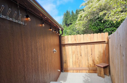 Lakeside Cottage | So much to enjoy at this 2-bedroom cottage in Charming Lakeside.