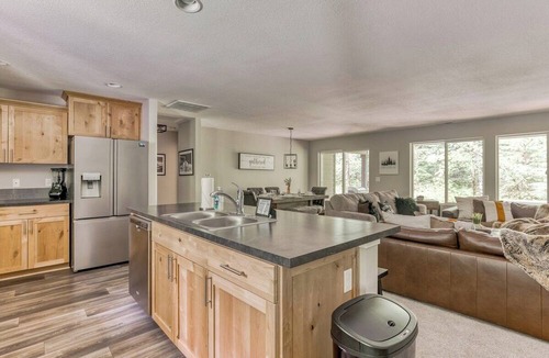 Zigzag Cabin | Bear Hug Hideaway - Cozy hot tub retreat