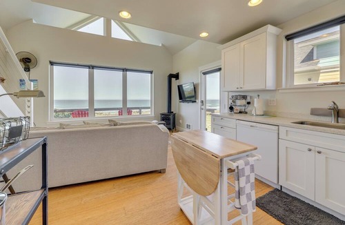 Oregon Coast Cottage | Oceanfront Yachats Cottage w/ View & Beach Access!