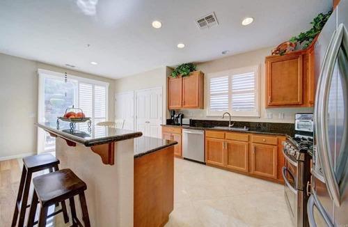 Pittsburg House | Private room in a house at Bay point CA . 5 min drive to BART and Safeway.