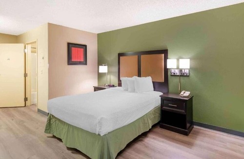 Raisin Apartment | 1 Queen Bed | ADA/RI Shower/Smoking/Kitchen