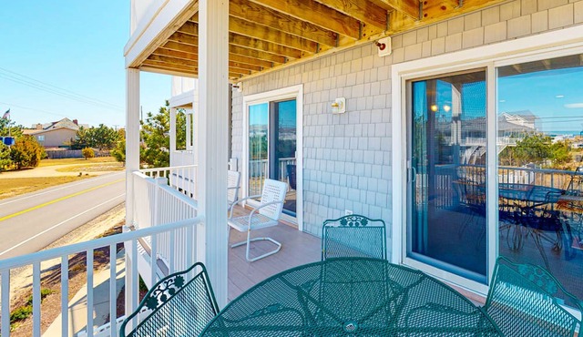 Beautiful home just 1 block from the beach w/shared pool, private washer/dryer in Virginia Beach