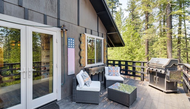 Charming Arnold Cabin w/ Deck & Wood-Burning Stove