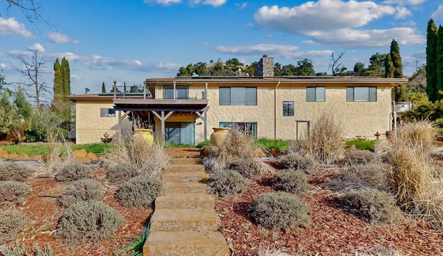 Long term rental wine country retreat with mountain views & grill - dog-friendly