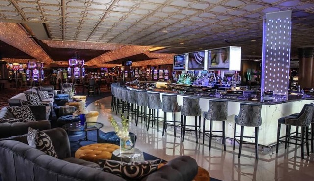 5 minutes to the theme park! Family-sized condo with game room & deck