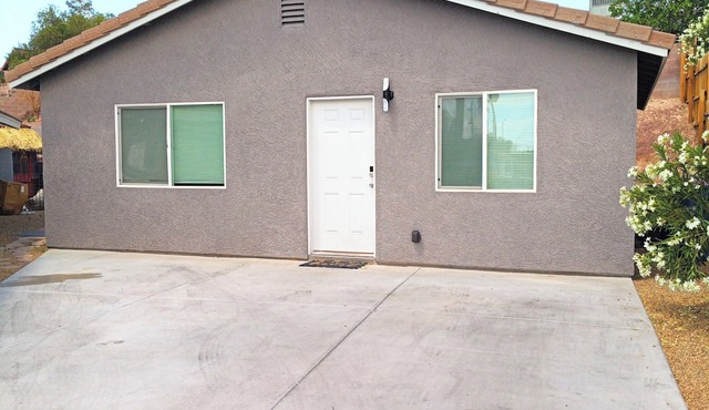 Single story Casita, 2 car parking, 5 min to strip