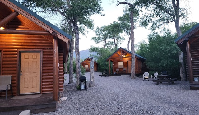Cozy 2 Queen Bed Cabin with Direct Paiute Trail Access & Mountain Views